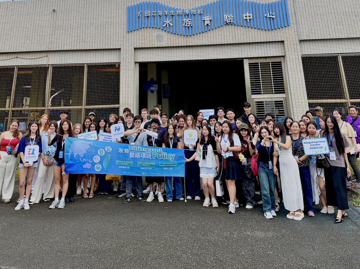 Participants in the Pingtung bilingual transportation and tourism experience tour
